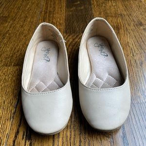 Y NOT SLIP ON GIRLS SIZE 11 SHOES IN CREAM/NUDE.